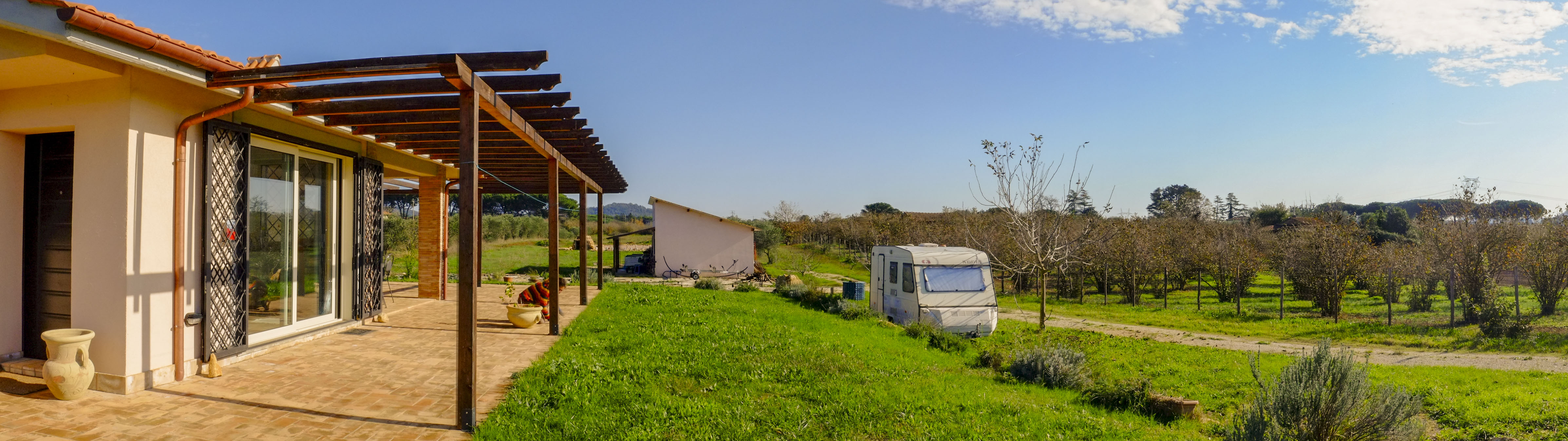 Panoramica dall'ingresso dell'azienda agricola biologica Il Giardino di Proserpina